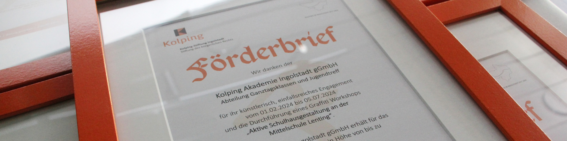 Förderbriefe der Kolping-Stiftung im Bilderrahmen