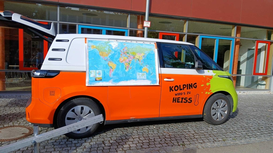 Kolping-Bus mit der Beschriftung Kolping wird's zu heiss.