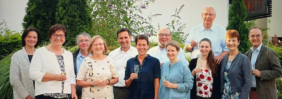 Damen und Herren des Gründungsstifters und der Stiftung stoßen auf die Errichtung der Stiftung an. 