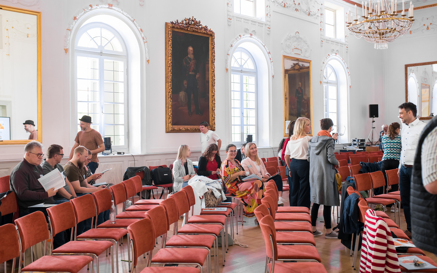 Blick in den Spiegelsaal mit Tagungsteilnehmern