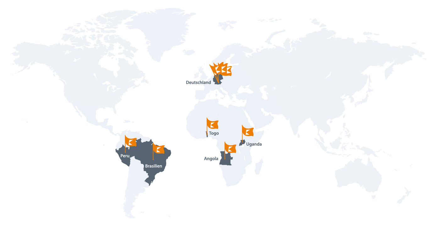 Weltkarte gekennzeichnet mit kleinen Kolpingfähnchen, Lokal, regional in Deutschland und weltweit mit Peru, Brasilien, Togo, Uganda und Angola