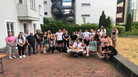 Junge Leute planen ein Hüttenlager für Kinder und machen gerade Pause