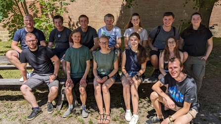 Junge Leute beim Gemeinschaftsfoto in der Glacis