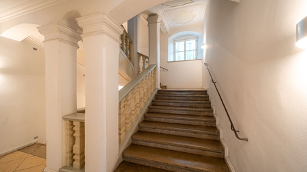 Blick in das Vier-Säulen Treppenhaus vom EG in das OG