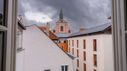 Ausblick nach Westen auf die Victoriakirche und das Studentenwohnheim "Gebrüder Asam"