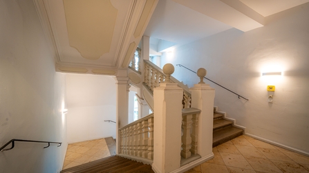 Blick in das Vier-Säulen Treppenhaus im 2. OG
