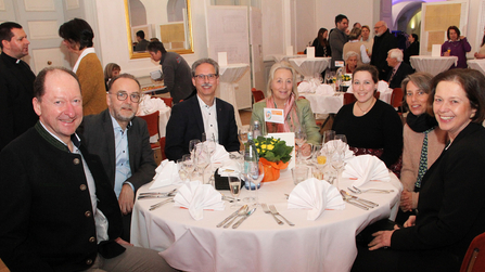 Tischgemeinschaft im Gespräch