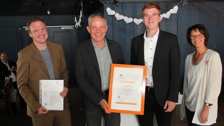 Förderpreis Übergabe an die Mittelschule in Lenting mit Bürgermeister, Schulleiter und Bereichsleitung von Kolping